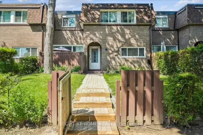 30 Tandridge Crescent 851, Toronto W10, On M9w 2p2