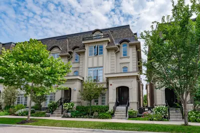 Att/Row/Townhouse in Oakville