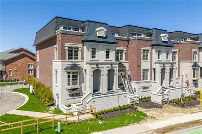 Att/Row/Townhouse in Oakville