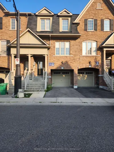 Att/Row/Townhouse in Brampton
