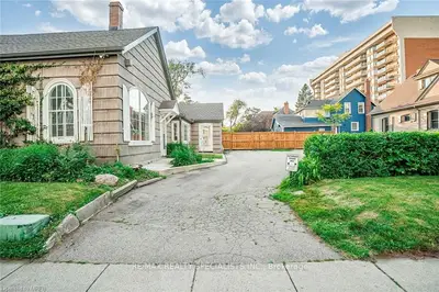 Detached in Burlington