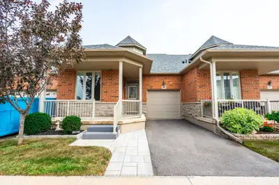 Condo Townhouse in Burlington