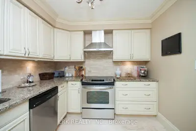 2261 Lake Shore Boulevard W 818, Toronto W06, On M8v 3x1