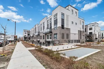 Condo Townhouse in Milton