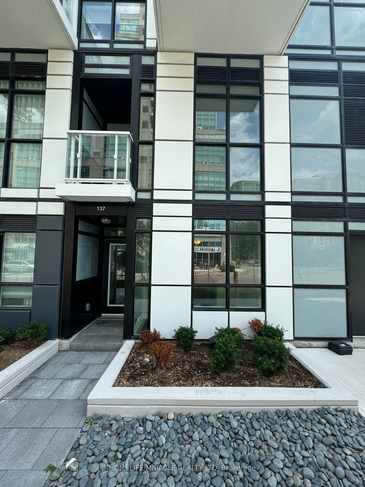 251 Manitoba Street 137, Toronto W06, On M8y 0c7