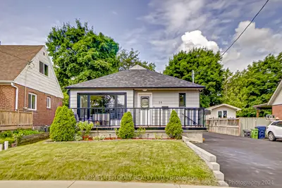10 Berry Creek Drive, Toronto W10, On M9w 3z9