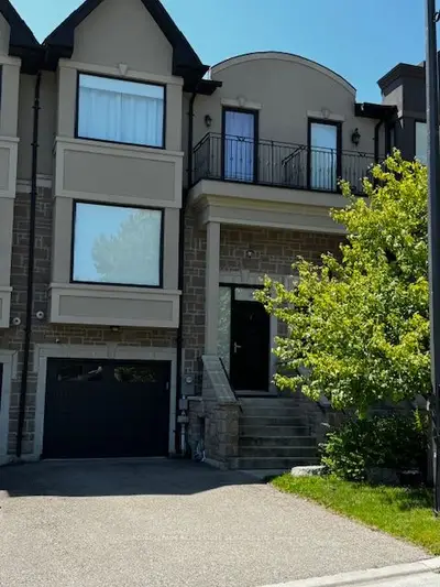 Att/Row/Townhouse in Toronto
