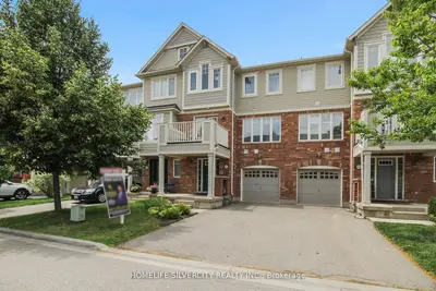 Att/Row/Townhouse in Milton