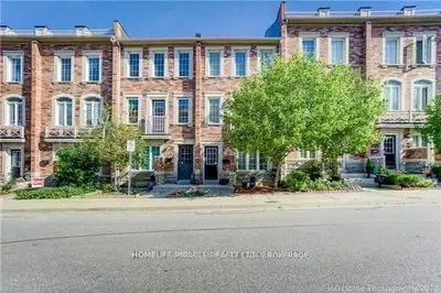 Att/Row/Townhouse in Toronto