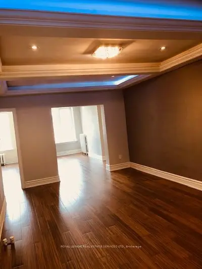 Att/Row/Townhouse in Toronto