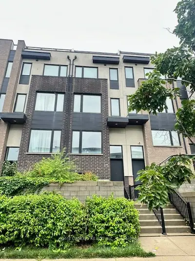 Att/Row/Townhouse in Toronto