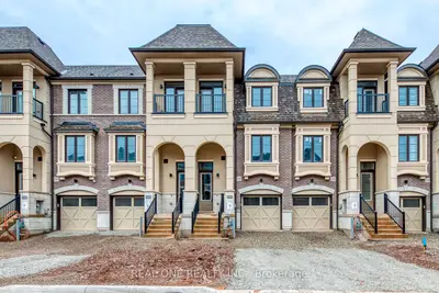 Att/Row/Townhouse in Oakville