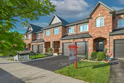 Att/Row/Townhouse in Brampton