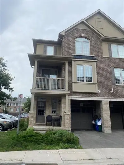 Att/Row/Townhouse in Oakville