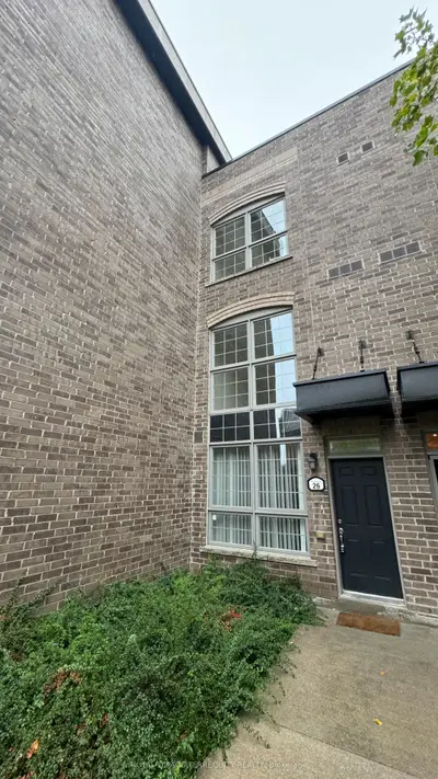 Att/Row/Townhouse in Toronto
