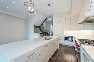 204 Rebecca Street, Oakville, On L6k 1j9