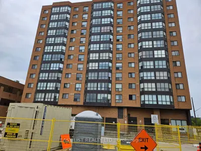 25 Agnes Street 1202, Mississauga, On L5b 3x7