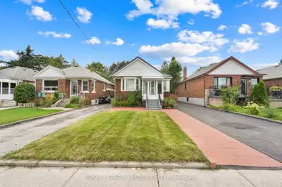 10 Kinghorn Avenue, Toronto W03, On M6n 4g9