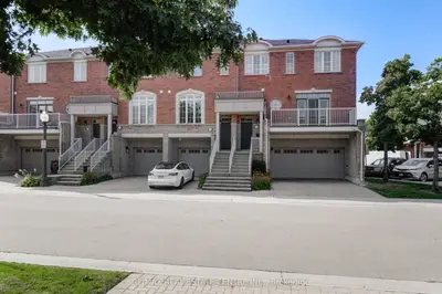 Condo Townhouse in Oakville