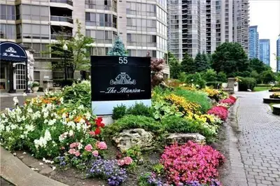 55 Kingsbridge Garden Circle 413, Mississauga, On L5r 1y1
