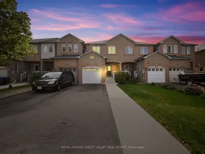 Att/Row/Townhouse in Brampton