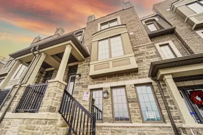 Att/Row/Townhouse in Oakville