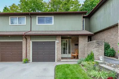 Condo Townhouse in Burlington