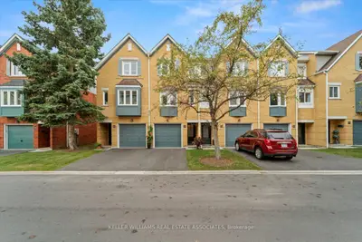 Condo Townhouse in Oakville