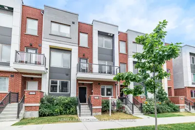 Att/Row/Townhouse in Toronto
