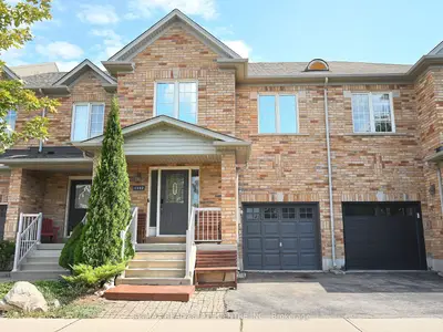 Att/Row/Townhouse in Milton