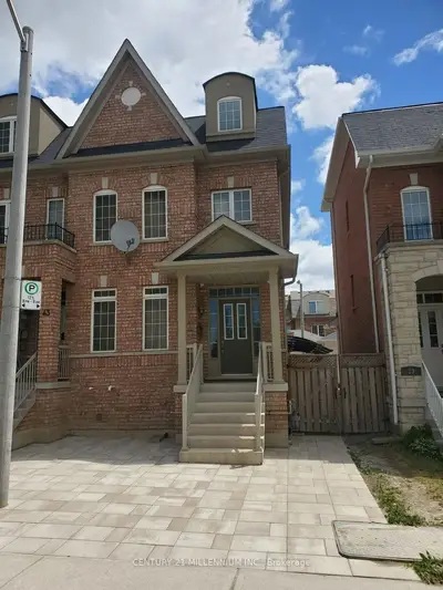 Att/Row/Townhouse in Toronto
