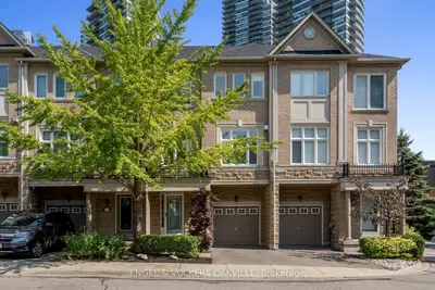 Att/Row/Townhouse in Toronto