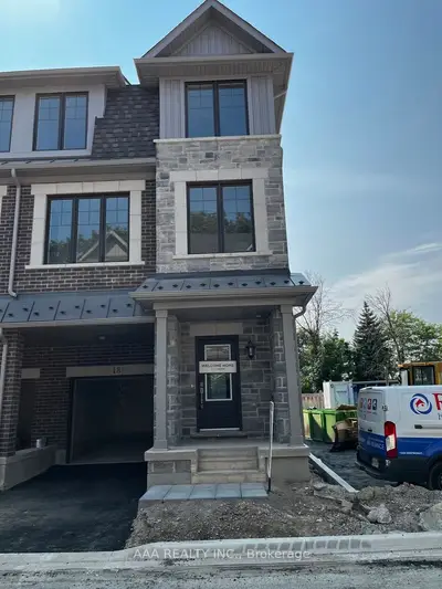 Att/Row/Townhouse in Brampton