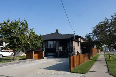 1 Lantos Court, Toronto W05, On M3m 1g4