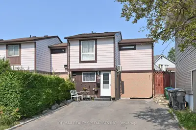 Att/Row/Townhouse in Brampton