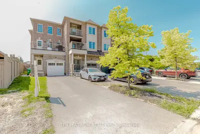 Att/Row/Townhouse in Brampton