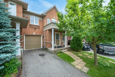 Att/Row/Townhouse in Oakville