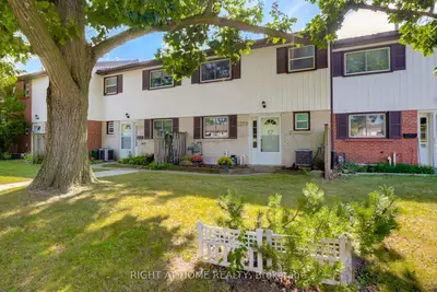 Condo Townhouse in Oakville