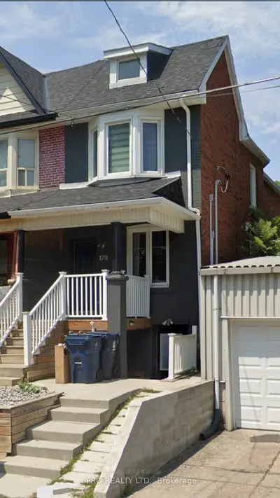 Att/Row/Townhouse in Toronto