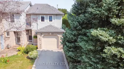 Att/Row/Townhouse in Oakville