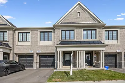 Att/Row/Townhouse in Milton
