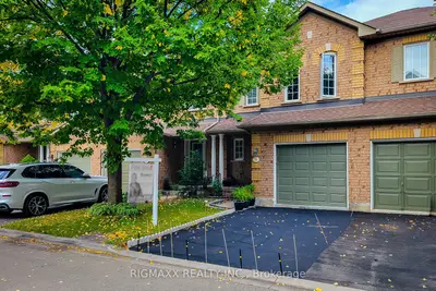 Condo Townhouse in Burlington