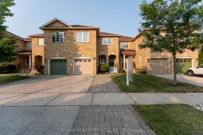 Att/Row/Townhouse in Oakville