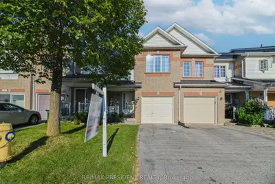 Att/Row/Townhouse in Toronto