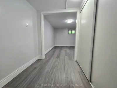 Att/Row/Townhouse in Toronto