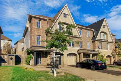 Att/Row/Townhouse in Brampton