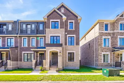 Att/Row/Townhouse in Oakville