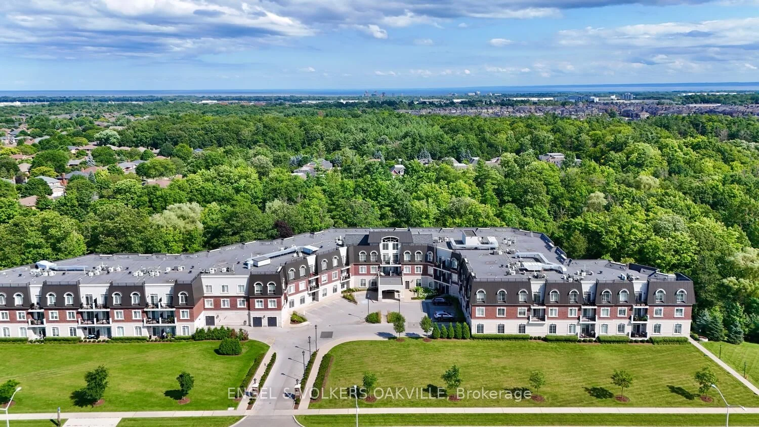 Common Element Condo in Oakville