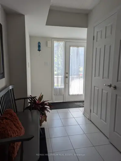 Att/Row/Townhouse in Toronto