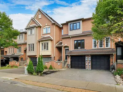Att/Row/Townhouse in Toronto